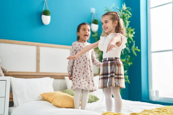 Dwoje Dzieci Uśmiecha Się Pewnie Tańcząc Łóżku Sypialni — Zdjęcie stockowe