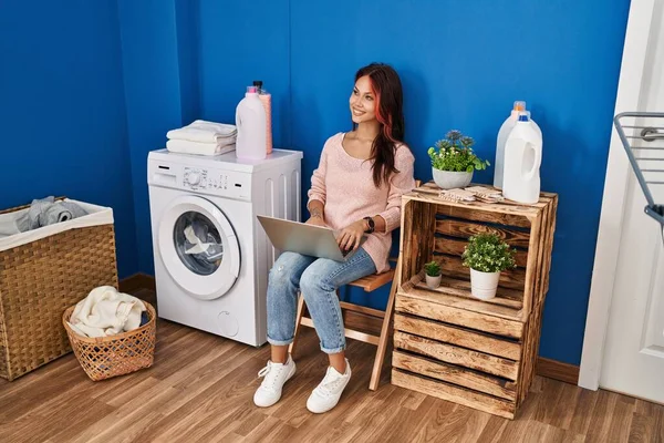 Young Caucasian Woman Using Laptop Waiting Washing Machine Laundry Room — Fotografia de Stock