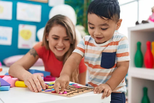 Teacher Toddler Playing Maths Puzzle Game Sitting Table Kindergarten — Stock Photo, Image