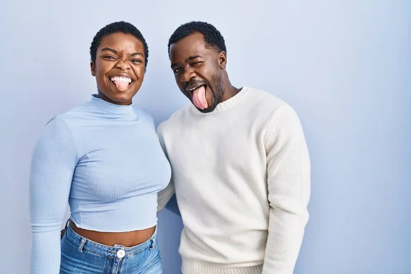 Młoda Afrykańska Para Stojąca Nad Niebieskim Tłem Wystaje Szczęśliwa Śmiesznym — Zdjęcie stockowe