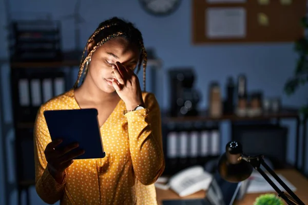 Mujer Afroamericana Con Trenzas Trabajando Oficina Por Noche Con Tabletas —  Fotos de Stock