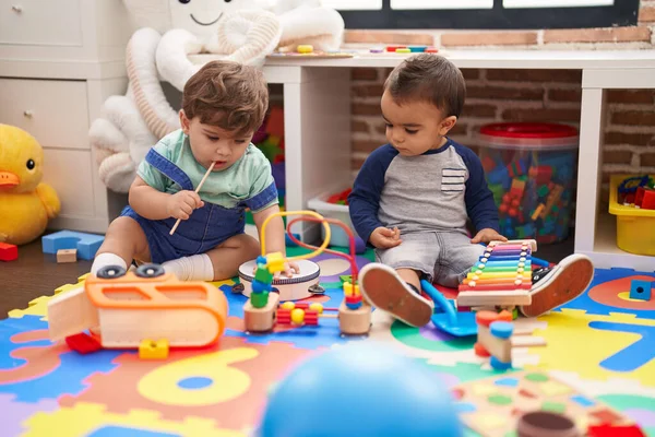 Zwei Kinder Spielen Xylophon Und Tamburin Kindergarten — Stockfoto