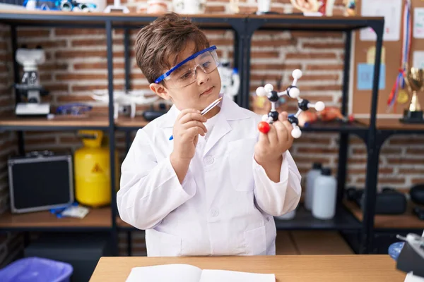 Schattige Latino Jongen Student Zoek Moleculen Laboratorium Klaslokaal — Stockfoto