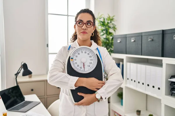 Young Hispanic Woman Working Dietitian Clinic Smiling Looking Side Staring — Stock Photo, Image