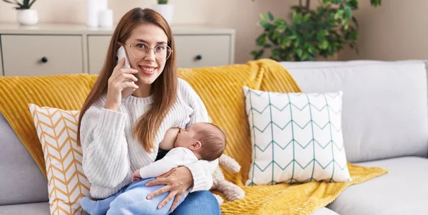 Μητέρα Και Γιος Μιλάμε Στο Smartphone Θηλάζουν Μωρό Στο Σπίτι — Φωτογραφία Αρχείου