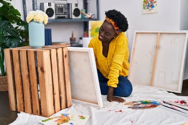 Молодая Африканская Художница Американка Улыбается Уверенно Рисуя Художественной Студии — стоковое фото
