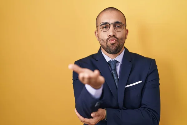 Hispanic Man Beard Wearing Suit Tie Looking Camera Blowing Kiss — Stock fotografie