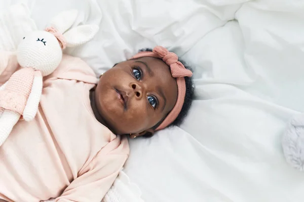 Afrikanisches Baby Liegt Mit Entspanntem Gesichtsausdruck Schlafzimmer — Stockfoto
