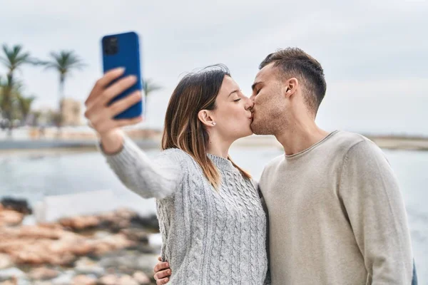 Man Och Kvinna Par Göra Selfie Med Smartphone Kyssas Vid — Stockfoto