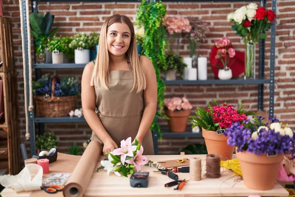 Jovem Bela Florista Mulher Hispânica Fazer Buquê Flores Florista — Fotografia de Stock
