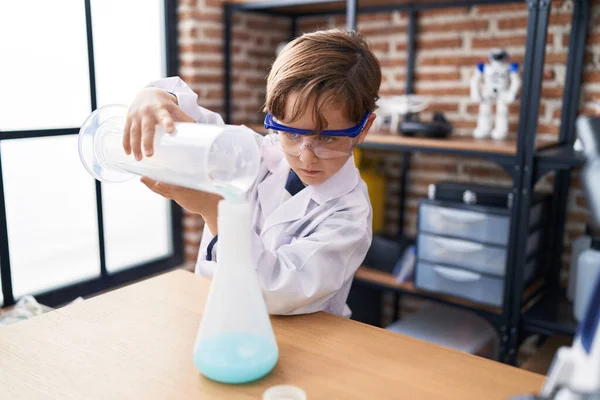 Uroczy Latynoski Student Wylewający Płyn Probówkę Klasie Laboratoryjnej — Zdjęcie stockowe
