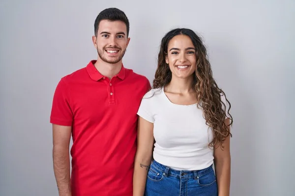 Young Hispanic Couple Standing Isolated Background Happy Cool Smile Face — Stockfoto