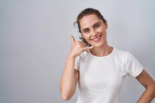 Beautiful Brunette Woman Standing Isolated Background Smiling Doing Phone Gesture — Stock Photo, Image