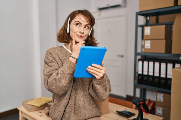 Young Beautiful Woman Working Small Business Ecommerce Serious Face Thinking — Stock fotografie