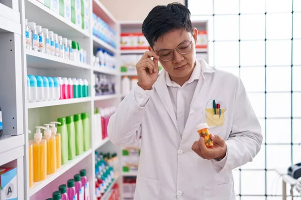 Joven Hombre Chino Farmacéutico Buscando Pastillas Botella Farmacia — Foto de Stock