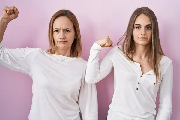 Middle Age Mother Young Daughter Standing Pink Background Strong Person — ストック写真