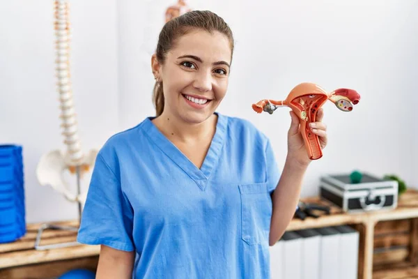 Young Hispanic Woman Wearing Physiotherapy Uniform Holding Anatomical Model Falopian — Stock Photo, Image