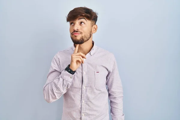 Arab Man Beard Standing Blue Background Thinking Concentrated Doubt Finger — ストック写真
