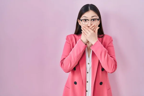 Chinese Business Young Woman Wearing Glasses Shocked Covering Mouth Hands — Stock Fotó