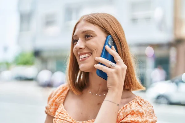 Mujer Pelirroja Joven Sonriendo Confiado Hablando Teléfono Inteligente Calle —  Fotos de Stock