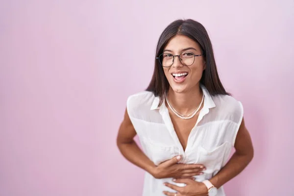 Brunette Young Woman Standing Pink Background Wearing Glasses Smiling Laughing — 图库照片