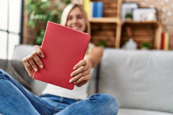 Young Blonde Woman Holding Book Sitting Sofa Home — Stock Photo, Image