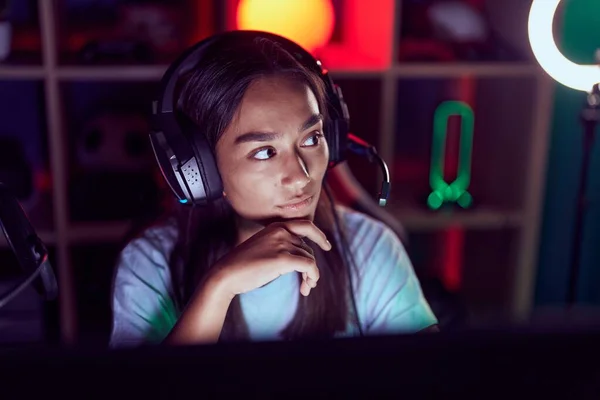 Young Beautiful Hispanic Woman Streamer Sitting Table Serious Expression Gaming — Stockfoto