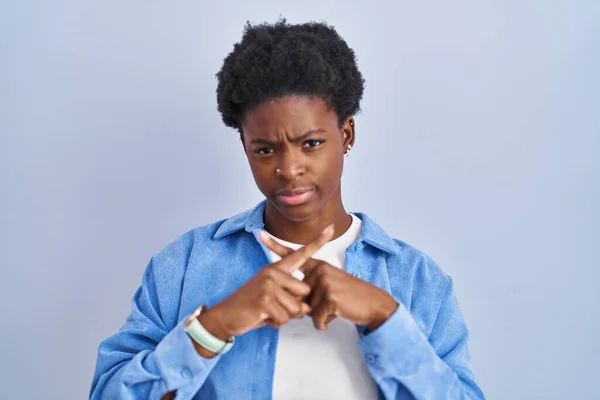 Africano Americano Mulher Sobre Azul Fundo Rejeição Expressão Cruzando Dedos — Fotografia de Stock