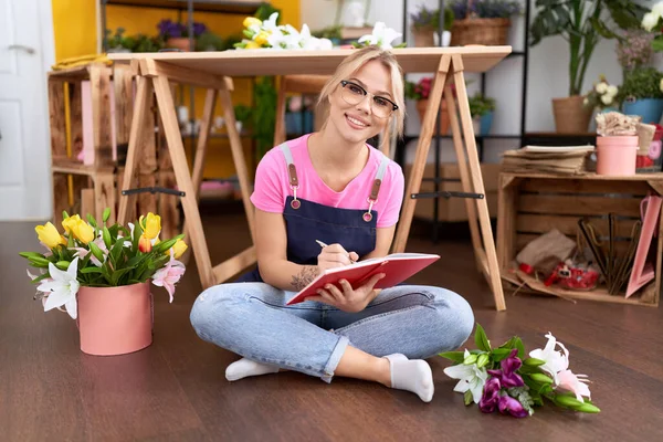 Jovem Loira Florista Sorrindo Escrita Confiante Notebook Loja Flores — Fotografia de Stock