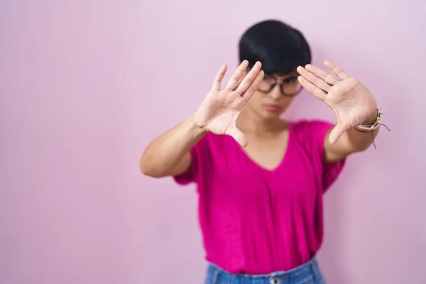Young Asian Woman Short Hair Standing Pink Background Doing Frame — Fotografia de Stock