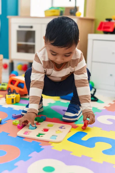 Adorável Criança Hispânica Brincando Com Matemática Jogo Quebra Cabeça Sentado — Fotografia de Stock