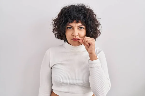 Hispanic Woman Curly Hair Standing Isolated Background Mouth Lips Shut — Zdjęcie stockowe