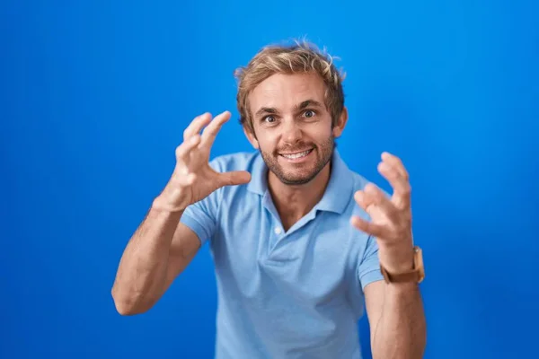 Caucasian Man Standing Blue Background Shouting Frustrated Rage Hands Trying — Foto de Stock