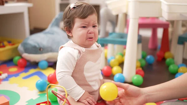 Sevimli Çocuk Yerde Oturmuş Topa Bakıyor Anaokulunda Ağlıyor — Stok fotoğraf