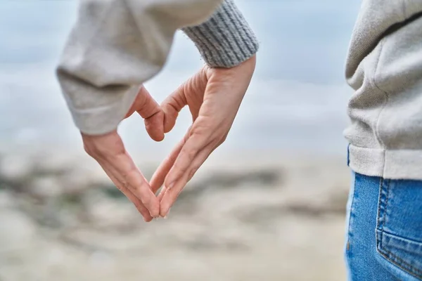 Άνδρας Και Γυναίκα Ζευγάρι Κάνει Χειρονομία Καρδιάς Χέρια Στην Παραλία — Φωτογραφία Αρχείου
