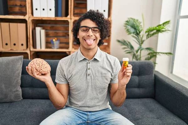 Hispánec Kudrnatými Vlasy Pracuje Depresi Drží Pilulky Vyčnívající Jazyk Šťastný — Stock fotografie