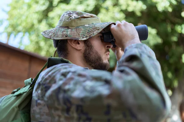 Young Hispanic Man Wearing Soldier Uniform Using Binoculars Park — Stock Photo, Image