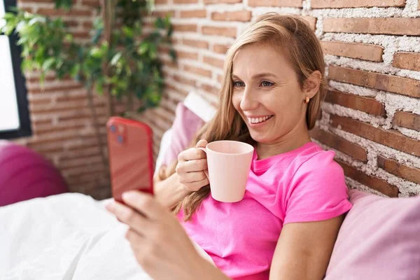 Jeune Femme Blonde Utilisant Smartphone Boire Café Dans Chambre — Photo