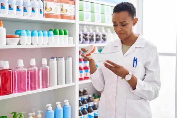 African American Woman Pharmacist Holding Bottle Reading Prescription Pharmacy — Foto Stock