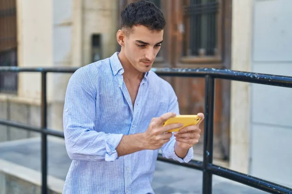 Sokakta Ciddi Bir Ifadeyle Video Oyunu Oynayan Spanyol Genç Adam — Stok fotoğraf