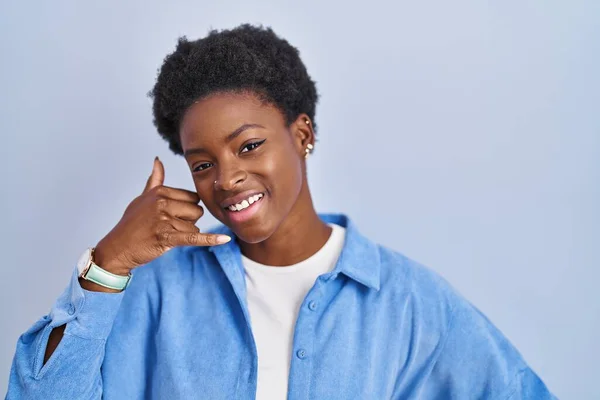 Mulher Afro Americana Sobre Fundo Azul Sorrindo Fazendo Gesto Telefone — Fotografia de Stock