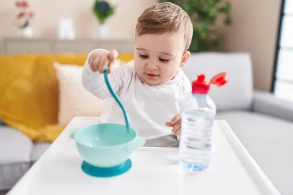 Sevimli Beyaz Bebek Sandalyeye Oturmuş Evde Yemek Yiyor — Stok fotoğraf