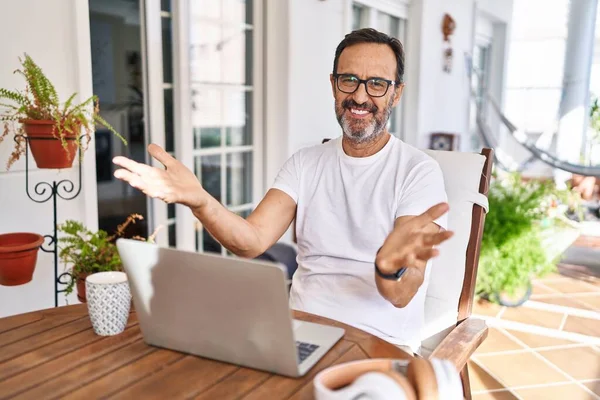 Middle Age Man Using Computer Laptop Home Smiling Cheerful Offering — ストック写真