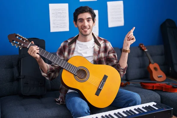 Latin Asıllı Genç Adam Müzik Stüdyosunda Klasik Gitar Çalıyor Gülümsüyor — Stok fotoğraf