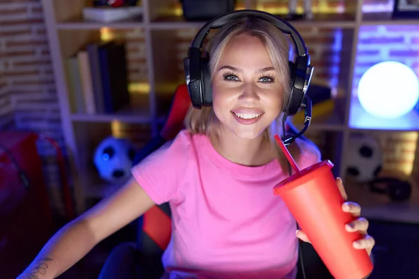 Young Blonde Woman Streamer Playing Video Game Drinking Beverage Gaming — Stock Photo, Image