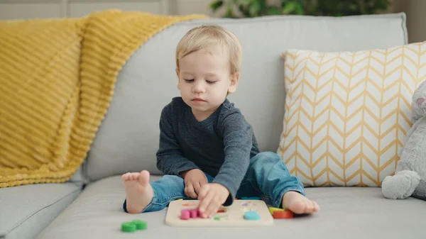 Bedårande Blont Barn Leker Med Matematik Spel Sitter Soffan Hemma — Stockfoto