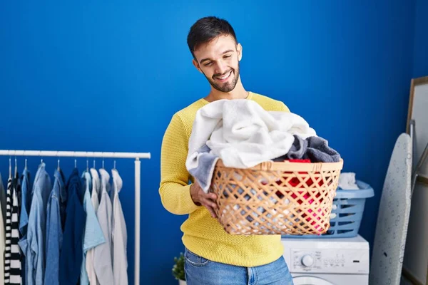 Young Hispanic Man Smiling Confident Holding Basket Clothes Laundry Room — Stock Photo, Image