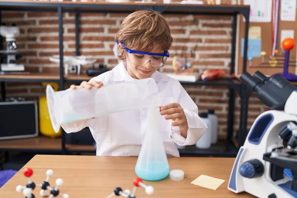 Liebenswert Kaukasischen Jungen Student Gießen Flüssigkeit Auf Reagenzglas Klassenzimmer — Stockfoto