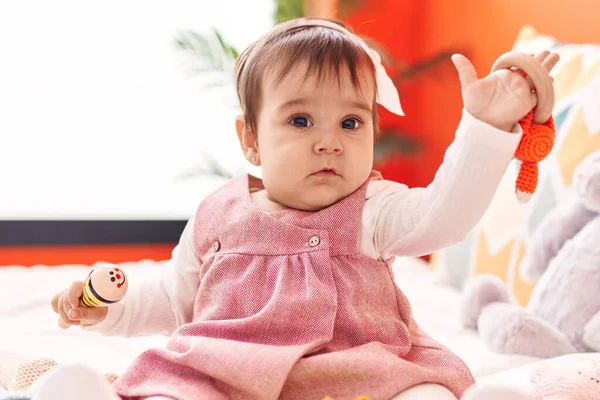 Adorável Bebê Hispânico Jogando Maraca Sentado Cama Quarto — Fotografia de Stock