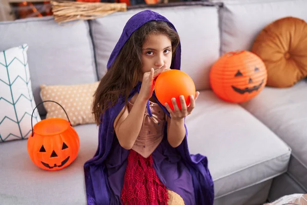Rozkošná Hispánská Dívka Nosí Halloween Kostým Nafukovací Balón Doma — Stock fotografie